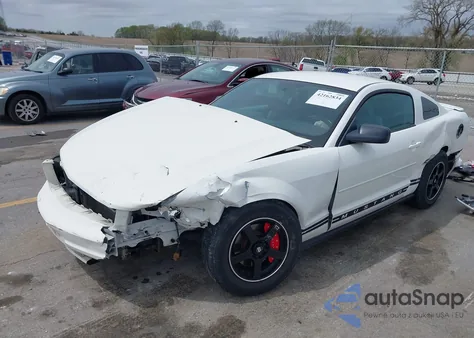 2008 Ford Mustang V6 Deluxe/V6 Premium z USA, uszkodzony, nr VIN 1ZVHT80N585188191